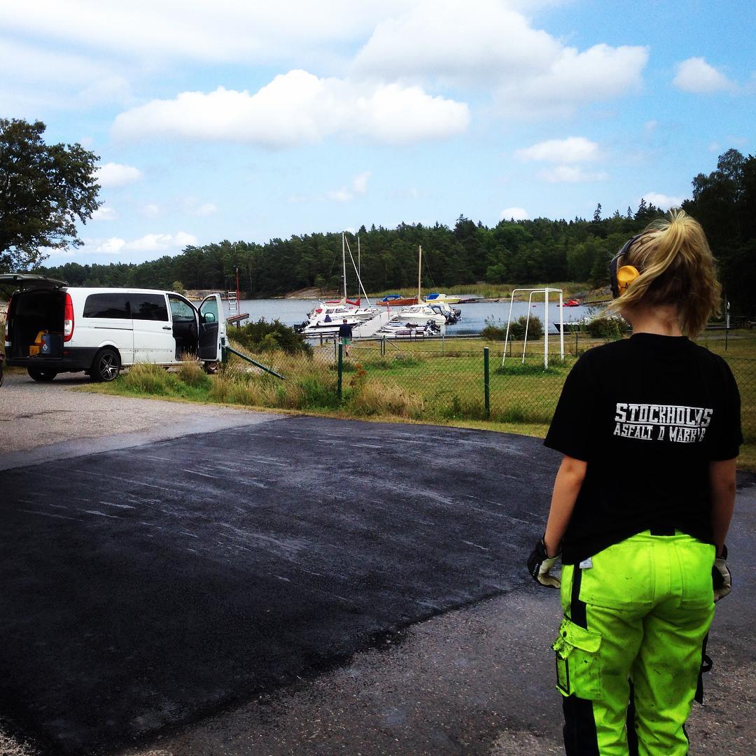 bild som visar ny asfalt vid vatten