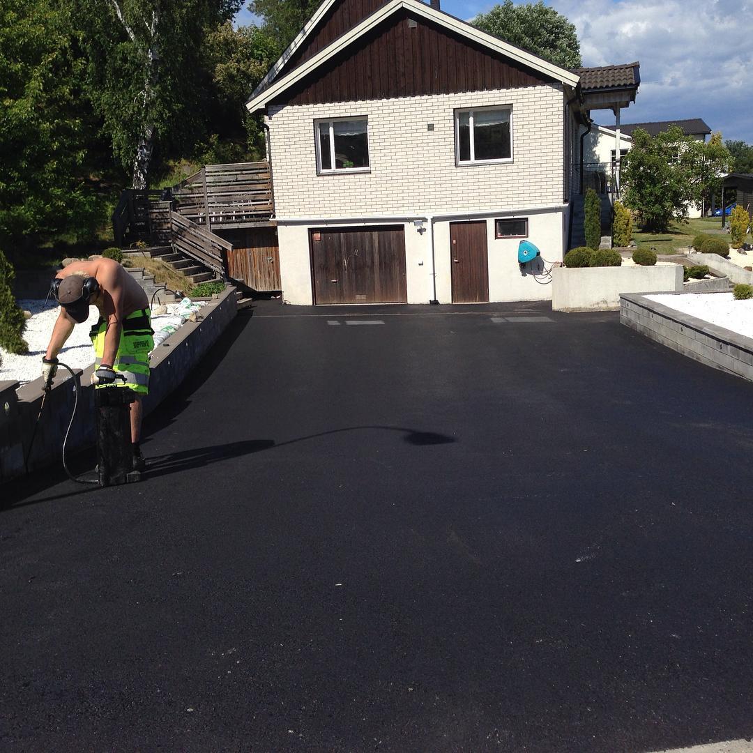 Bild som visar asfalterad infart åt privat person