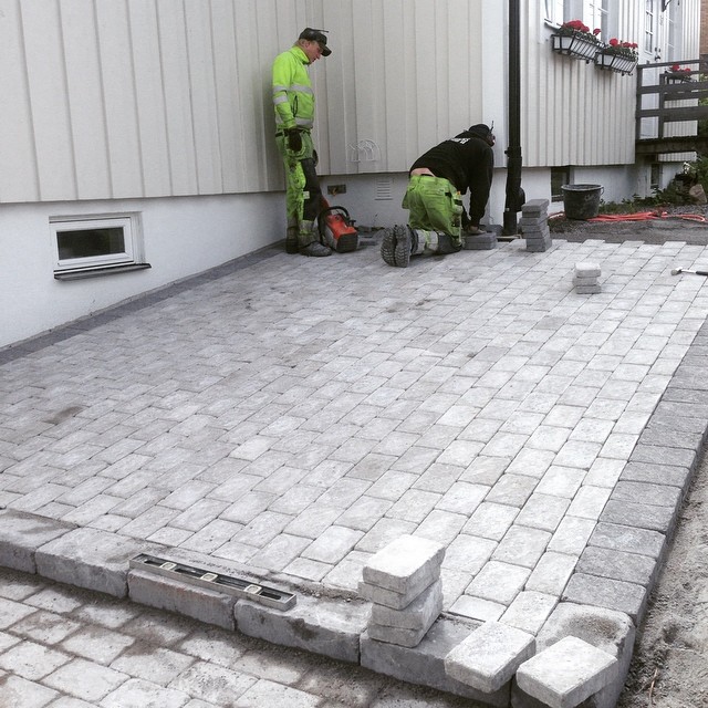 bild som visar påbörjad stenläggning